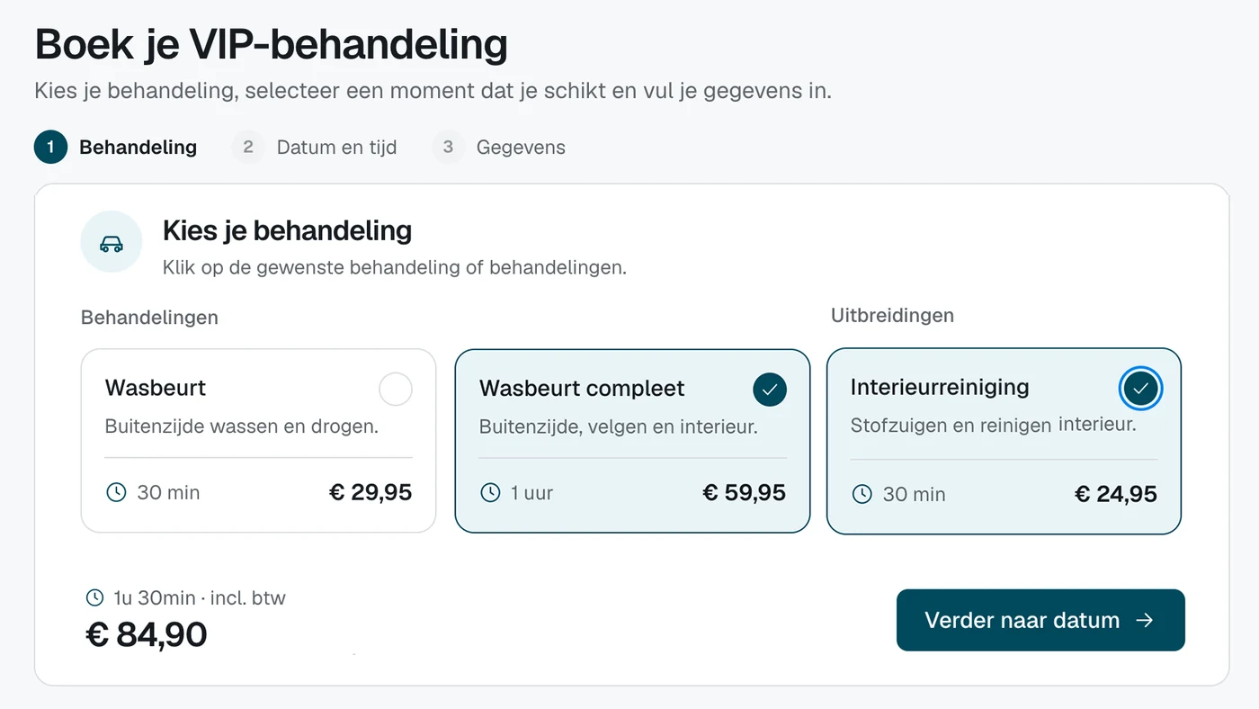 Het boekingsvenster: een wasbeurt en een interieurreiniging gekozen, met duur, prijs en de knop naar datum en tijd